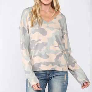 🌟 MUST GO 🌟 Fate camo v-neck sweater